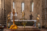 <center>L'abbaye Sainte-Marie-d'Arles-sur-Tech </center>Le chœur de l’église est composé d’une abside et de deux absidioles. L'abside. La statue de la Vierge est encadrée par celles d'Abdon et Sennen.