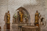 <center>L'abbaye Sainte-Marie-d'Arles-sur-Tech </center>L'ancienne chapelle du rosaire. Cuve baptismale romane. Vierge à l'Enfant tenant un oiseau.