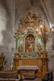 <center>L'abbaye Sainte-Marie-d'Arles-sur-Tech </center>L'ancienne chapelle du rosaire : Les panneaux du retable d'origine sont répartis dans la nef centrale. Cette chapelle abrite maintenant le retable de St Pierre (XVIIIe siècle), conçu à l'origine pour l'absidiole Sud-ouest. Cuve baptismale du XIIe siècle.