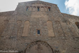 <center>L'abbaye Sainte-Marie-d'Arles-sur-Tech </center>La façade. Le décor de la façade, orientée à l'est, est un des tout premiers essais de sculpture monumentale datant du milieu du XIe siècle. La décoration est située aux endroits les plus visibles, c’est-à-dire, la porte d'entrée et la fenêtre qui la surmonte. Le portail est surmonté d'un ensemble de dix grandes baies cintrées dont deux seulement sont à claire-voie. Cet ensemble est, à son tour, surmonté par un pignon orné d'une galerie d'arcades aveugles qui sont caractéristiques de l'architecture lombarde.