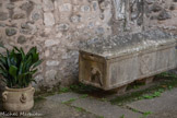 <center>L'abbaye Sainte-Marie-d'Arles-sur-Tech </center>La Sainte-Tombe. Ce tombeau secrète de l'eau depuis qu'on y a déposé les reliques des Saints Abdon et Sennen, alors même que les reliques ont disparu à une date indéterminée. Cette eau disposerait d'un 