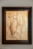 <center>Musée d'Art Moderne de Céret</center>Pablo Picasso (1881-1973)
Violon ou Guitare en suspens 1912
Fusain et huile sur toile. Séjours à Céret en 1911 (juillet-août-septembre), 1912 (mai- juin-décembre), 1913 (avril-mai-juin-août) et passages dans les années 50
Cette toile est réalisée à Céret durant le séjour du printemps 1912. Picasso est accompagné d'Eva Gouel (Marcelle Humbert), nouvel amour du peintre.
Comme la guitare, le violon est un motif récurrent dans le travail de cette période. Ici les deux motifs se confondent dans le titre même de l'œuvre. L'Instrument subit un découpage de ses formes, rapportées en plans non raccordés entre eux.
