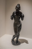 <center>Musée d'Art Moderne de Céret</center>Aristide Malllol (1861-1944) Femme à l'écharpe. Bronze patine verte, fonte Valsuani.