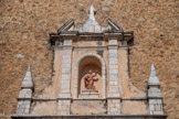 <center>Céret, L'église Saint-Pierre.</center>Au-dessus du portail, une niche avec ses deux pyramidions du XVIIIe siècle accueille la statue en bois de Saint Pierre apôtre portant les clefs du paradis et la croix renversée, instrument de son martyr.