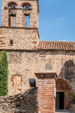 <center>Castelnou : L'église Sainte-Marie du Mercadal. </center>La porte d'entrée romane présente une archivolte en plein cintre à trois arcs. Au-dessus de la porte, un cadran solaire peint porte la date de 1828. L’encadrement de l’entrée et celui de la fenêtre absidiale ont été bâtis avec un conglomérat schisteux de pierres locales dont les couleurs sont différentes, à l'apparence de liège. Le clocher comporte deux cloches : une datée de 1630 et la deuxième de 1842.