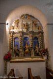 <center>Castelnou : L'église Sainte-Marie du Mercadal. </center>Les trois chapelles latérales sont postérieures à la première construction. Retable du rosaire de 1732, de tradition baroque comme l'indique les colonnes entourées de fleurs.