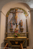 <center>Castelnou : L'église Sainte-Marie du Mercadal. </center>Chapelle de la Sanch. Scène de la Crucifixion, avec des statues saint sulpiciennes de   la Vierge etde  Saint Jean. Sur l'autel, une pietà.