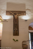 <center>Castelnou : L'église Sainte-Marie du Mercadal. </center>Un crucifix contemporain  peint par Camille Descossy, représente un Christ en Souffrance.