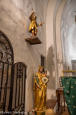 <center>Castelnou : L'église Sainte-Marie du Mercadal. </center>Saint Gaudérique avec un épi de blé dans la main gauche. Notre-Dame du Mercadal, la vierge emblématique de Castelnau du XIVe siècle.