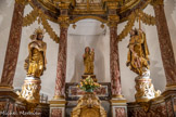 <center>Castelnou : L'église Sainte-Marie du Mercadal. </center>La statue de la Vierge, du début du XXX remplace celle d'otigine qui a disparu, est entourée par celles de St Joseph et de St Roch., datant de la fin XVIIIe