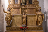 <center>Castelnou : L'église Sainte-Marie du Mercadal. </center>Saint Isidore, avec le soc d'une charrue, Vierge à l'Enfant couronnés, Saint Jacques.