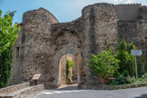 <center>Castelnou</center>La Porte de Millars au nord du village, flanqué de deux tours.