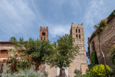 <center>Cathédrale Sainte-Eulalie-et-Sainte-Julie d'Elne</center>Elle est le siège de l'évêque d'Elne dont le diocèse recouvrait les comarques catalanes du Roussillon, du Vallespir et du Conflent à sa création en 571. Elle domine la ville et ses environs depuis l'éminence sur laquelle elle est bâtie, aujourd'hui « ville haute ». Construite aux XIe et XIIe siècles, monument majeur de l'art roman catalan, elle fut le siège de l'évêché de cette partie septentrionale de la Catalogne du VIe siècle jusqu'en 1602, lorsqu'il fut transféré à Perpignan. Elle est dédiée à sainte Julie et à sainte Eulalie de Mérida.