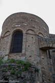 <center>Cathédrale Sainte-Eulalie-et-Sainte-Julie d'Elne</center>A la base de l'abside, une petite absidiole forme une excroissance. Datant du XIe siècle, celle-ci est attribuée soit à un aménagement avorté d'une crypte sous le choeur, soit aux vestiges d'une crypte supprimée lors des transformations du XVIIIe siècle.