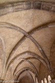 <center>Cathédrale Sainte-Eulalie-et-Sainte-Julie d'Elne</center>La voûte du cloître est sur croisée d'ogives, avec des doubleaux et des formerets. Les compartiments des voûtes sont maçonnés en briques posées de champ.