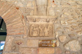 <center>Cathédrale Sainte-Eulalie-et-Sainte-Julie d'Elne</center>La galerie est la dernière à avoir été construite, au XIVe siècle entre 1315 et 1325. Elle est de style gothique. Construite à l'apogée du gothique roussillonnais, elle est consacrée à la vie de la Vierge et du Christ. En effet, la galerie est décorée d'un cycle de l'enfance du Christ représenté sur ses piliers, et d'un cycle de la Passion, sur le mur de la galerie : la flagellation,