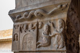 <center>Cathédrale Sainte-Eulalie-et-Sainte-Julie d'Elne</center>L’apôtre qui vient de s’évader de la prison de Rome, est à genoux devant le Christ le bénissant. Derrière lui, la prison de Rome est représentée comme une ville médiévale fortifiée.  Sur le bas relief du XIIe siècle, se trouve, à côté du Christ, une tête sans corps qui devait être la représentation d'un personnage placé à l'arrière plan.