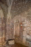 <center>Cathédrale Sainte-Eulalie-et-Sainte-Julie d'Elne</center>Le mur intérieur de la galerie présente une série d'épitaphes et de pierres tombales dont une en marbre blanc qui porte la signature de Ramon Bianya.