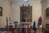 <center>Cathédrale Sainte-Eulalie-et-Sainte-Julie d'Elne</center>Cette chapelle, d'abord chapelle Sainte-Agnès puis chapelle de la Passion, date du XIIIe / XIVe siècle. Elle abrite un beau gisant ainsi qu'un panneau du XIVe siècle. A gauche, statue de N6D de Lourdes.