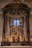 <center>Cathédrale Sainte-Eulalie-et-Sainte-Julie d'Elne</center>Le chœur n'est séparé de la nef par aucun transept. Il est classiquement formé d'une abside flanquée de deux absidioles voûtées en cul-de-four. L'abside est percée de trois baies cintrées et les absidioles d'une seule. Les trois baies sont un symbole trinitaire que l'on retrouve systématiquement dans toutes les églises cisterciennes.