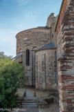<center>Cathédrale Sainte-Eulalie-et-Sainte-Julie d'Elne</center>Le chevet suit un plan à trois absides. Le mur du chevet s'élève bien au-dessus du toit.