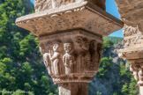 <center>Abbaye de Saint-Martin-du-Canigou</center>Sur ce chapiteau sont représentés des moines, reconnaissables par leur tonsure, lors de la prière liturgique.