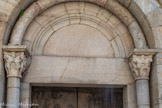 <center>L'église Saint-Jacques de Villefranche-de-Conflent</center>À la fin du XVIIe siècle, le portail occidental est supprimé ; son encadrement de marbre rose, constitué de deux colonnes chacune surmontées de chapiteaux sculptés supportant une voussure sculptée, a été transféré sur le mur septentrional, à gauche de l'entrée d'origine. Ces sculptures sont datées du milieu du XIIe siècle