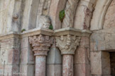 <center>L'église Saint-Jacques de Villefranche-de-Conflent</center>Les chapiteaux sont ornés de feuillages (chapiteaux extérieurs) et de lions et de singes (chapiteaux intérieurs). Au-dessus, un monstre dévorant un humain dont on ne voit que la tête.