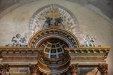 <center>L'église Saint-Jacques de Villefranche-de-Conflent</center>Ceux angelots potelés surmontent le retable de chaque côté ; l'un porte une gerbe de blé, l'autre présente une grappe de raisin, objets évoquant le pain et le vin