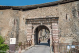 <center>Villefranche-de-Conflent</center>La porte d’Espagne. Un chantier de reconstruction fut entrepris en 1791. La date de son achèvement est gravée dans le marbre de son porche. Elle conserve les traces de son pont-levis aujourd’hui remplacé par un pont fixe.
