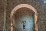 <center>L’abbaye de Saint-Michel de Cuxa</center>Les collatéraux communiquent avec la nef par des arcades outrepassées percées dans un mur. Les deux croisillons du transept sont voûtés en berceau.