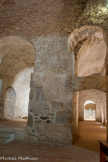 <center>L’abbaye de Saint-Michel de Cuxa</center>De chaque côté, des portes probablement utilisées pour les processions, ont un linteau surmonté d'une haute arcade outrepassée.