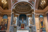<center>Église Saint-Matthieu</center>Chapelle des Saintes Épines. Un beau Christ du XVIIIe siècle dans le maître autel, auprès d'une Vierge des Douleurs (début XIXe).