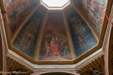 <center>Église Saint-Matthieu</center>Chapelle des Saintes Épines. Les peintures murales sont de Pauthe (XIXe), illustrant des scènes de la Passion.