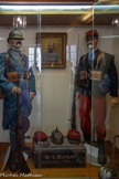 <center>Rivesaltes</center>2 mannequins de fantassin, l'un portant la tenue de 1914 avec le pantalon rouge et l'autre la tenue bleu horizon de 1915.