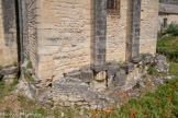 <center>La cathédrale Notre-dame de Nazareth</center>Les fondations de l'abside, mises à nu, montrent des tronçons de colonnes antiques.