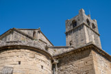 <center>La cathédrale Notre-dame de Nazareth</center>Le pignon triangulaire qui surmonte l'abside est orné d'une frise sculptée, d'une frise de denticules et d'un pilastre cannelé.
