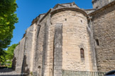<center>La cathédrale Notre-dame de Nazareth</center>La cathédrale au XIe s. était composée d’une grande nef de six travées avec ses collatéraux et sa couverture en charpente reposant sur des piliers carrés. Seules, l’abside centrale et les absidioles étaient couvertes par une voûte en cul de four. Lors de l'édification de la cathédrale du XIIe s, les absides ont été conservées, les murs du XIe épaissis (aveuglement de fenêtres) et des contreforts construits pour contrebuter les poussées exercées par les nouvelles voûtes.