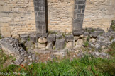 <center>La cathédrale Notre-dame de Nazareth</center>Le mur en demi-cercle avec trois segments rayonnants montés en moellons taillés date du bâtiment paléochrétien.