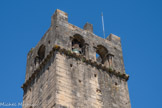 <center>La cathédrale Notre-dame de Nazareth</center>La partie supérieure de ce clocher est percée de trous de boulin et ornée d'une frise de rinceaux, d'une corniche à modillons et d'ouvertures décorées de colonnettes. A