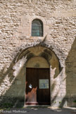 <center>La cathédrale Notre-dame de Nazareth</center>Cette façade est percée d'une porte dont les larges piédroits portent un grand arc en plein cintre dont les claveaux très réguliers encadrent un tympan plat. L'extrados est protégé par un larmier constitué de pierres irrégulières en forte saillie. Sur le piedroit de droite, une belle croix.