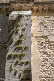 <center>La cathédrale Notre-dame de Nazareth</center>Contrefort en pierres de taille portant de nombreuses marques de tâcheron.