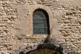 <center>La cathédrale Notre-dame de Nazareth</center>Cette porte est surmontée d'une belle fenêtre cintrée entourée, elle aussi, de nombreuses marques de tâcheron très visibles.