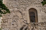 <center>La cathédrale Notre-dame de Nazareth</center>Les fenêtres bouchées lors de l'épaississement du mur correspondent au monument public de plan basilical (8 à 10m de hauteur) paléochrétien.
