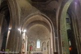 <center>La cathédrale Notre-dame de Nazareth</center>Le chevet tripartite comprend une abside centrale rectangulaire à l’extérieur et semi-circulaire à l’intérieur. La travée de chœur est couverte d'une voûte en forme de tronc de cône, l'abside d'une voûte en cul-de-four.