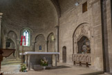 <center>La cathédrale Notre-dame de Nazareth</center>Dans la travée de choeur, 2 tombeaux épiscopaux dans des enfeux, sans gisant et décorés d'arcatures ogivales et de personnages.