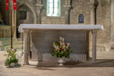 <center>La cathédrale Notre-dame de Nazareth</center>Dans la travée du choeur se trouve l'autel majeur du XIe s.. Table rectangulaire en marbre blanc, une plaque à strigiles sert d'antépendium.