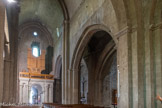<center>La cathédrale Notre-dame de Nazareth</center>Sur les côtés, les arcades en berceau brisé à doubleau permettent le passage de la nef aux bas-côtés. Derrière, les arcatures aveugles en berceau brisé à double rouleau doublent et renforcent le mur primitif (XIe s.) en petit appareil.