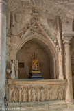 <center>La cathédrale Notre-dame de Nazareth</center>Comme le décrit L.-H. Labande plusieurs des arcatures primitives ont été modifiées. La première arcature à gauche a été agrandie et a perdu une de ses colonnes dans la seconde moitié du XIVe siècle pour faire place à un tombeau épiscopal.