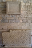 <center>Le cloître de la cathédrale Notre-dame de Nazareth</center>Plaque funéraire.